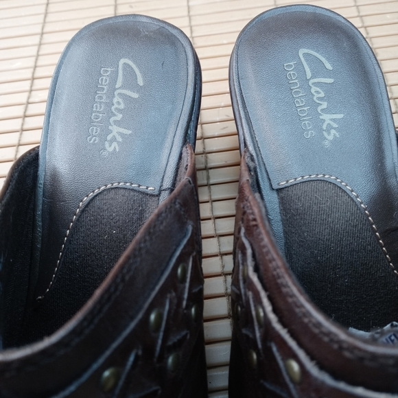Clarks Bendables women's brown leather mule clogs. 2" heel.  Brass Studs and buc - Picture 8 of 11